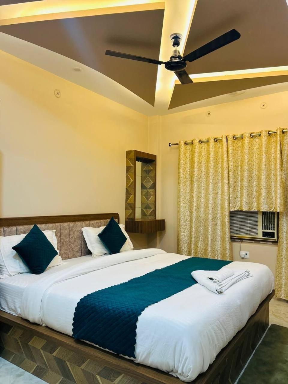 Hotel The Pushpraj Varanasi Exterior photo